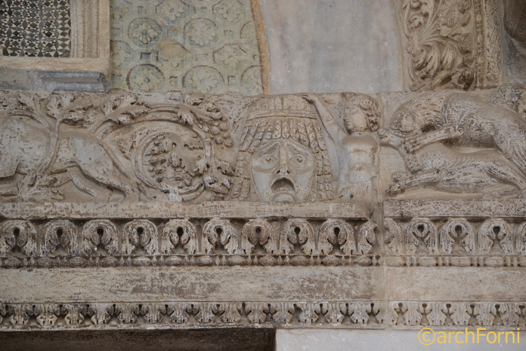 67 - rilievo romanico di leonessa che atterra una preda e architrave romana di spoglio2.jpg